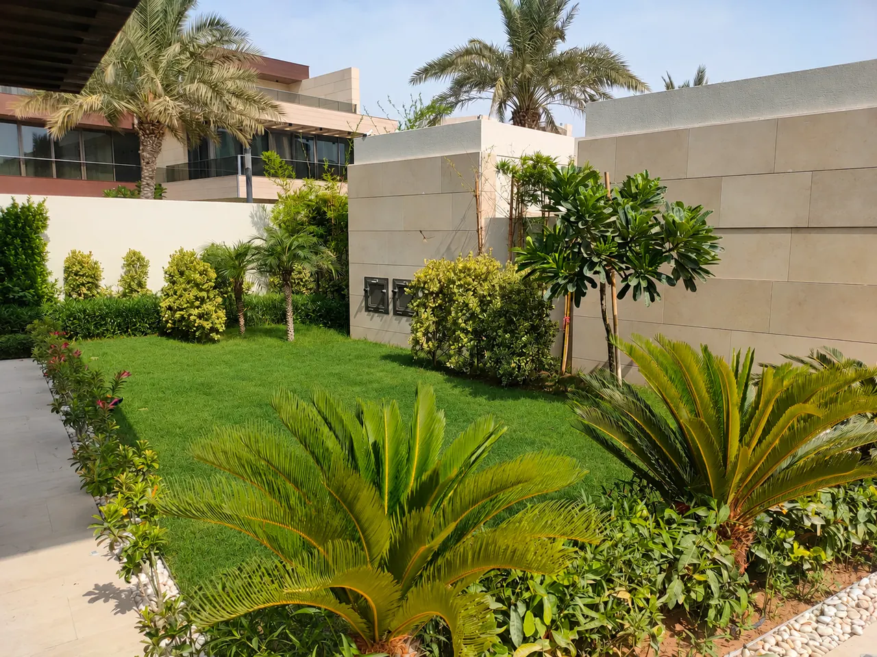 Villa garden and layered planting