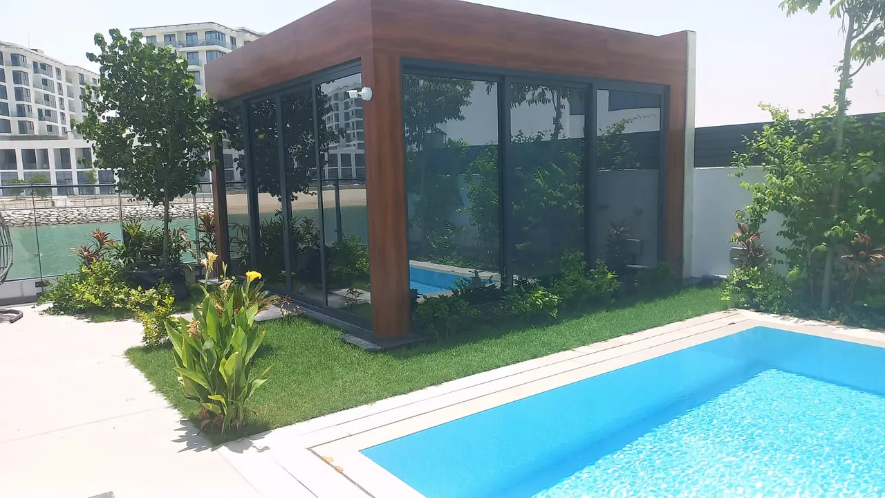 Glazed outdoor room beside the pool
